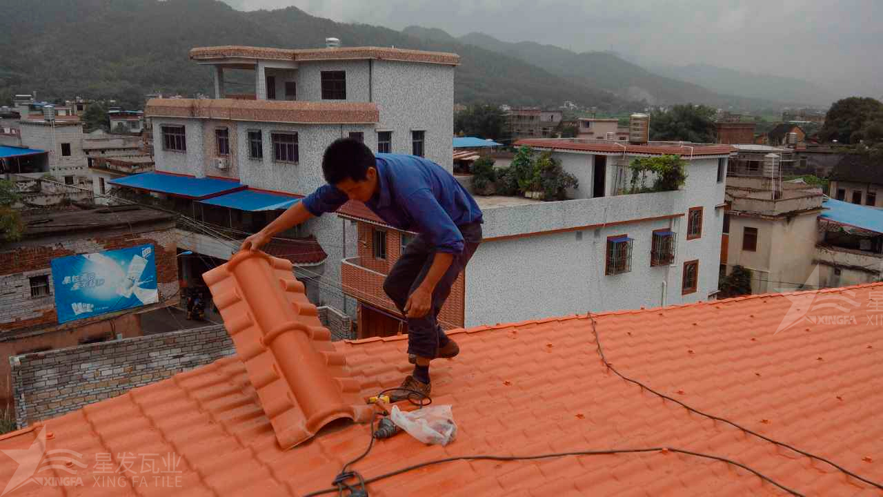 合成樹脂瓦與鐵皮瓦在性能和優(yōu)點(diǎn)上的區(qū)別和差異？